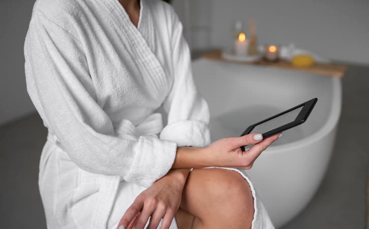 Orang yang Sering Main Handphone di Toilet, Memiliki 7 Sifat Ini Tanpa Disadari - Image