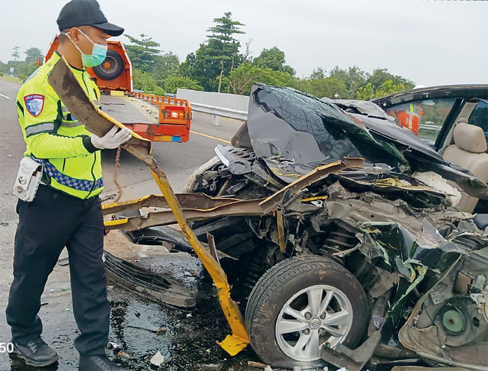 Diduga Sopir Mengantuk, Mobil yang Ditumpangi Rombongan Dinsos Jatim Tabrak Truk, Pejabat dan Pegawani Honorer Tewas - Image