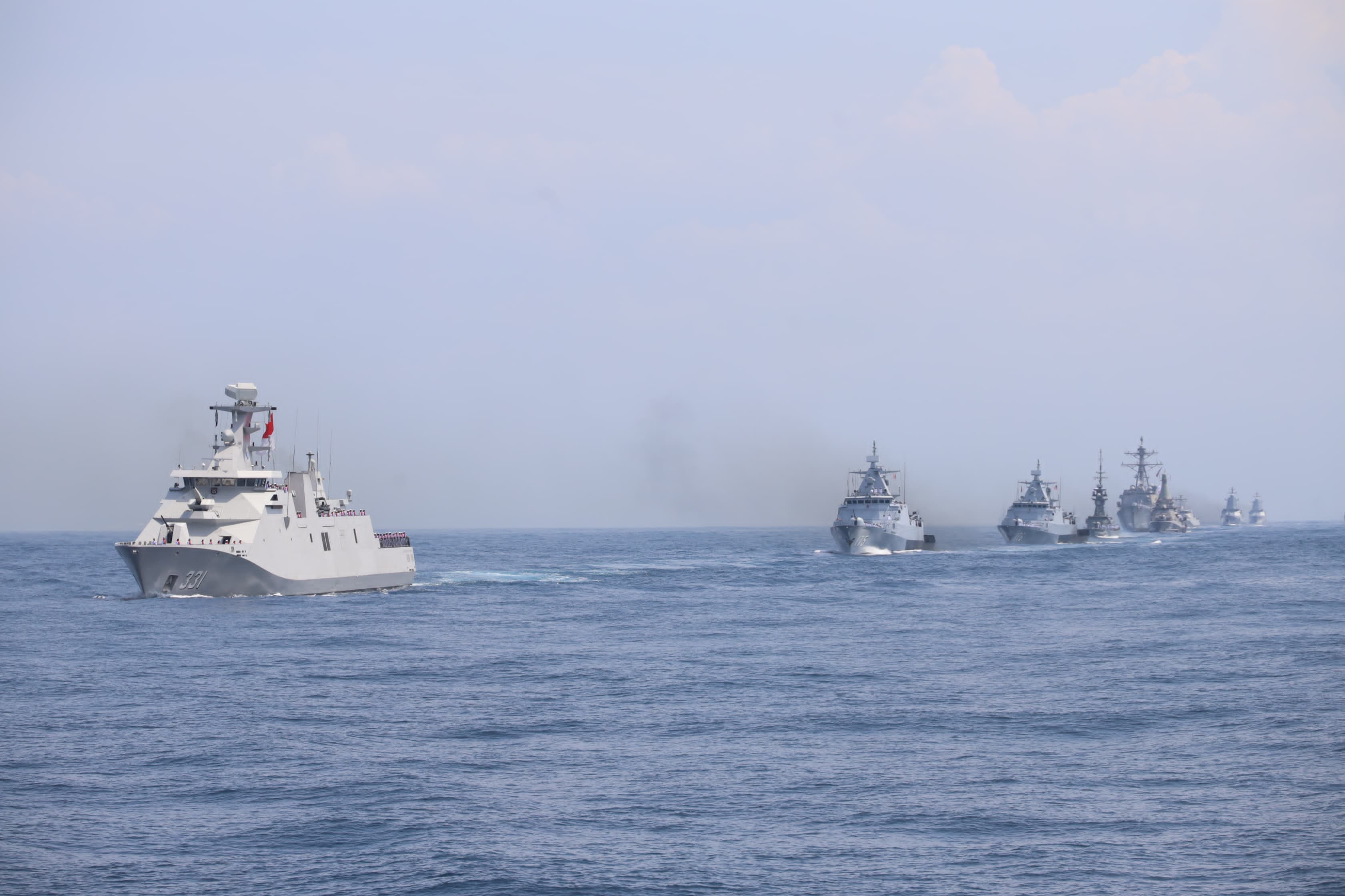 Penampakan Puluhan Kapal Perang Saat Lakukan International Fleet Review di Selat Badung  - Image