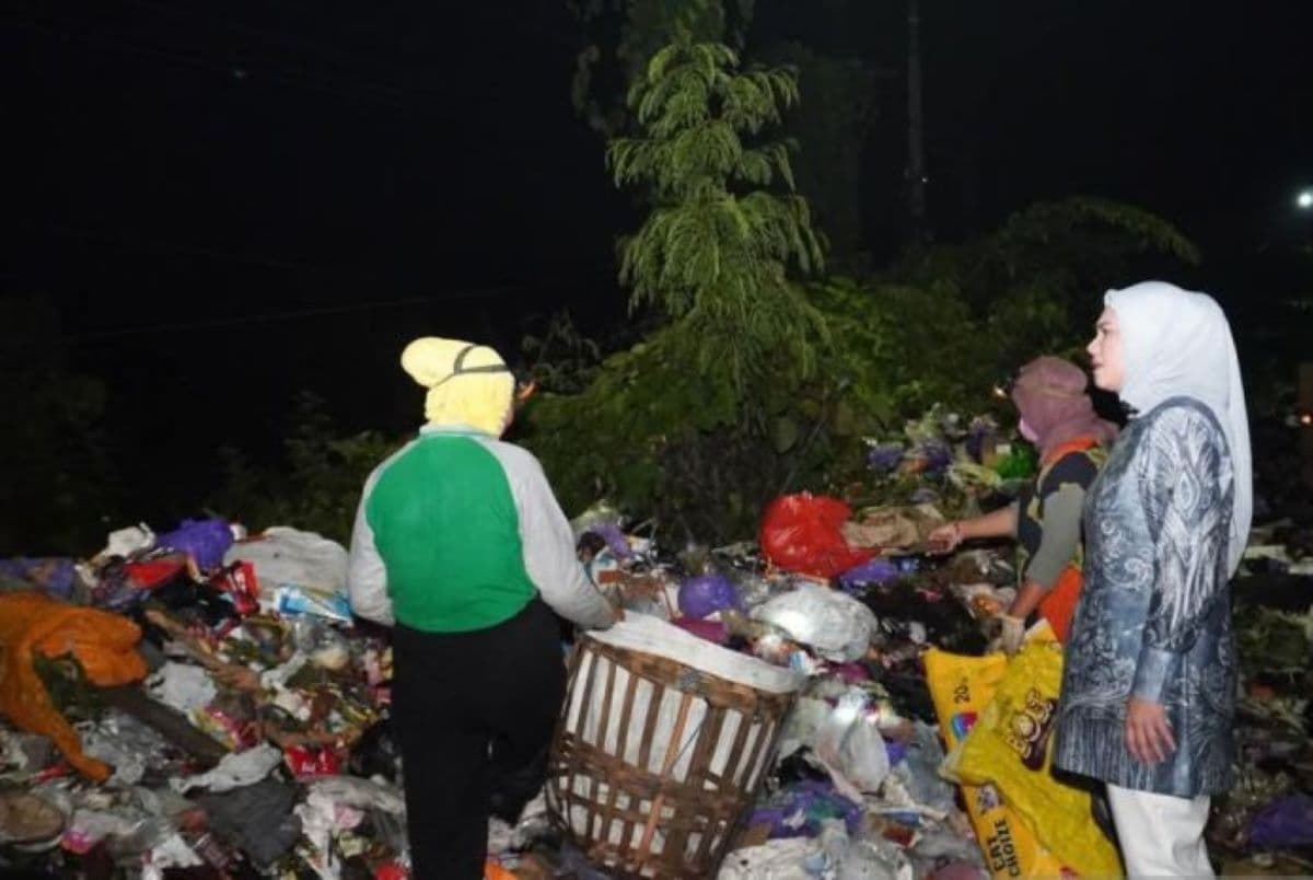 Wakil Wali Kota Banjarmasin Turun Langsung Tutup TPS Sampah Ilegal  - Image