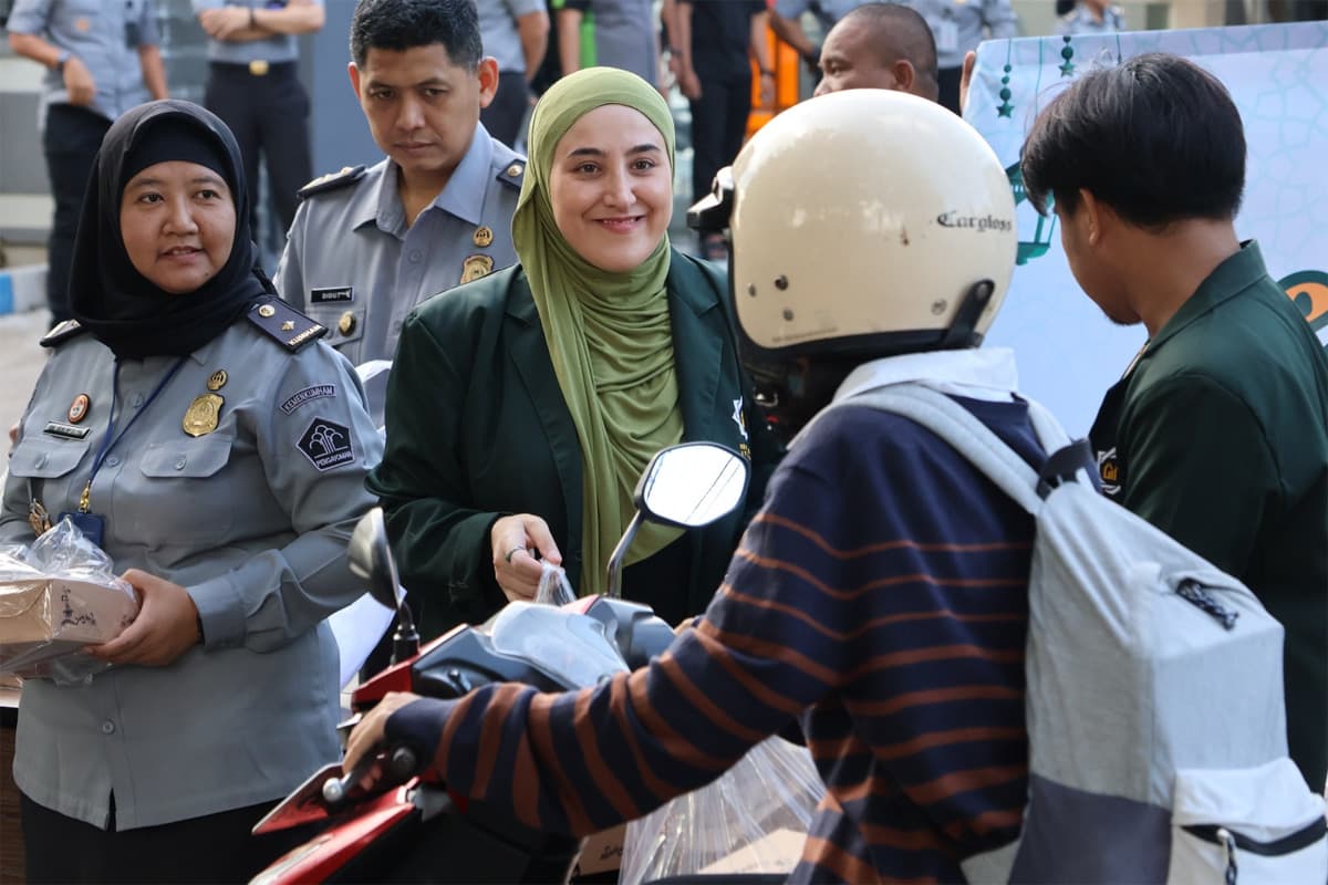 Kantor Imigrasi Surabaya Bagikan 100 Paket Takjil, Sebagai Wujud Kepedulian bagi Masyarakat - Image