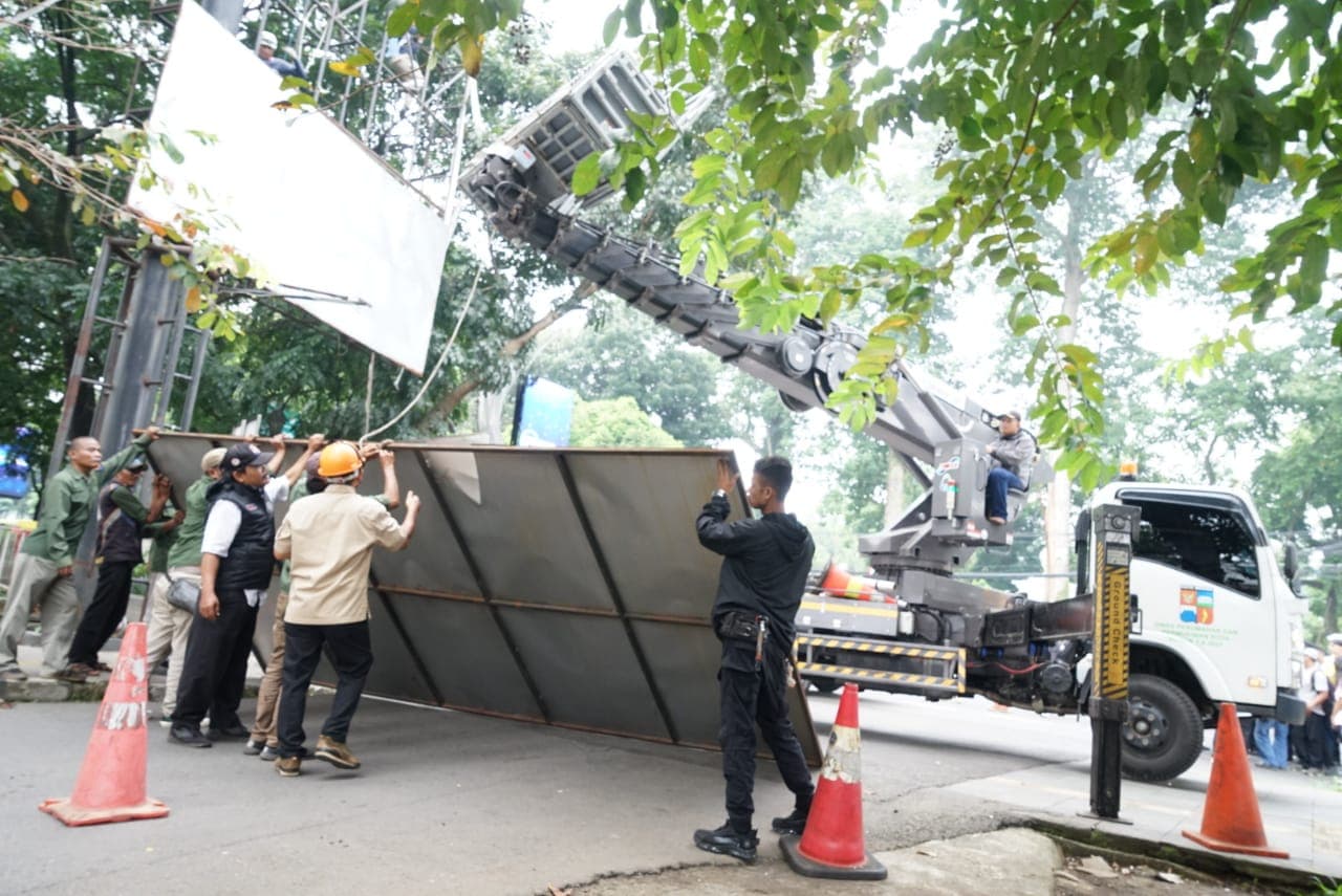 Daftar 16 Titik Reklame Berbahaya di Jakarta yang Dibongkar Satpol PP, Cek Lokasinya! - Image