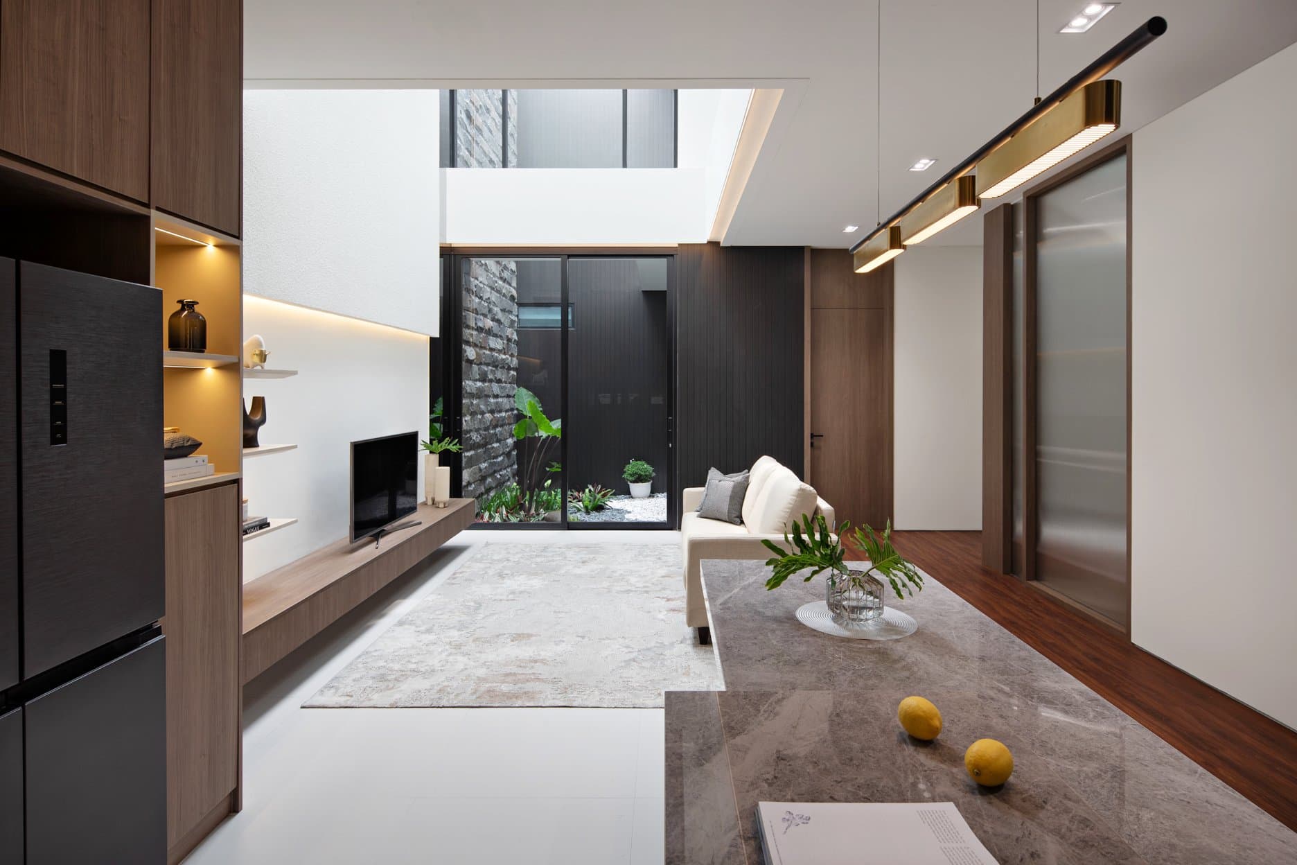 H House, Rumah Masa Tua yang Hangat untuk Kumpul Keluarga Terasa Lapang Berkat Void Tinggi dan Minim Sekat - Image