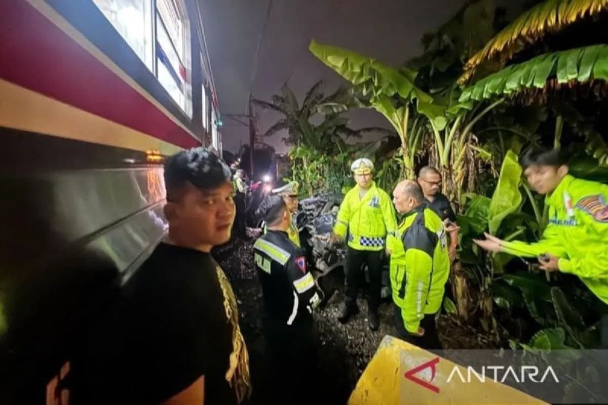 KAI Rekayasa Perjalanan KRL Imbas Tabrakan dengan Mobil di Perlintasan Sebidang Kebon Pedes Bogor - Image