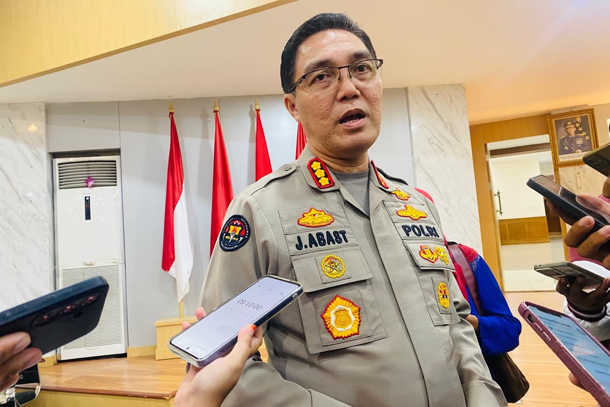 Berawal dari Kecelakaan Truk dan Minibus, Terungkap Kasus Penyelundupan BBM, Polda Jatim Amankan Dua Pelaku di Pacitan - Image