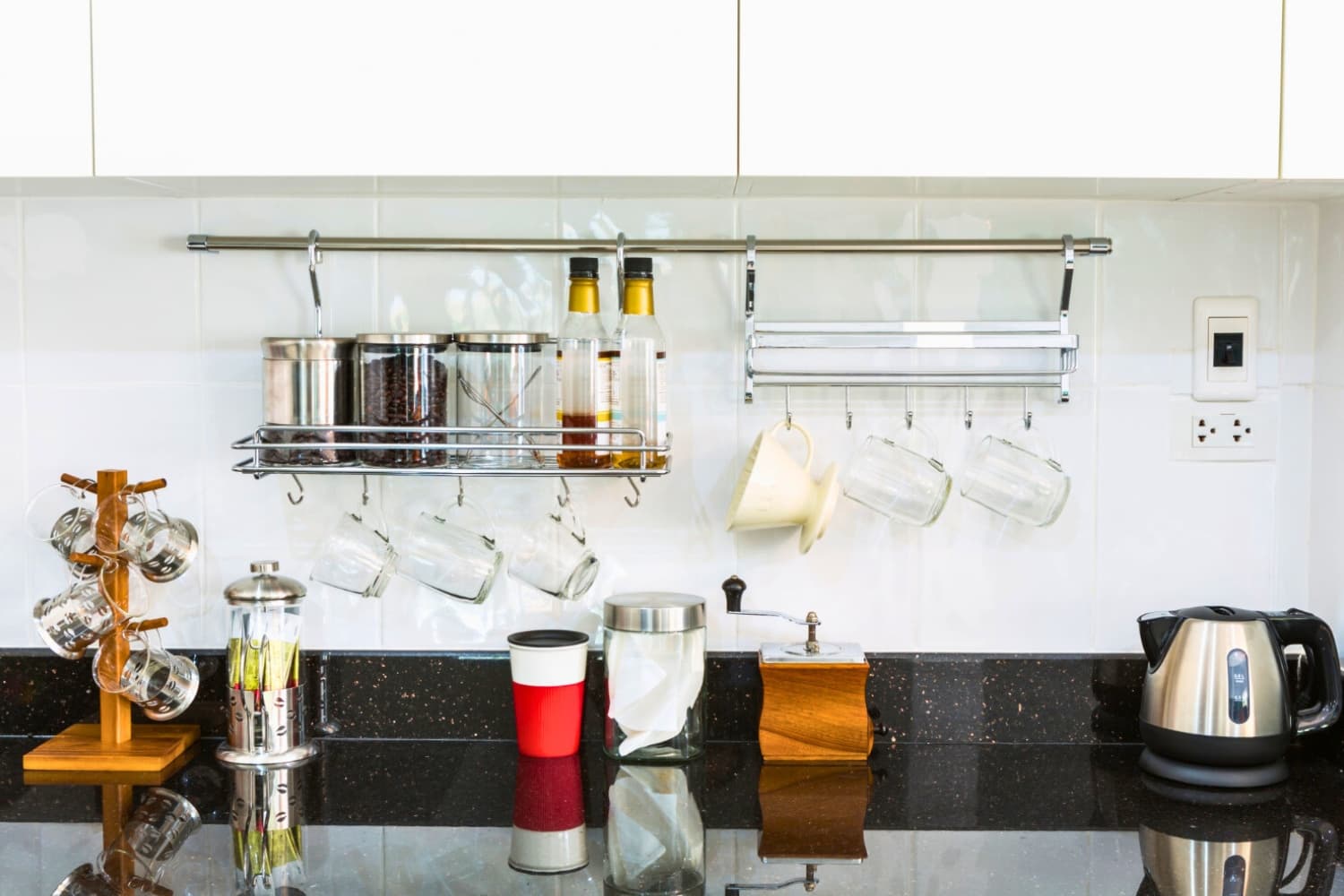 5 Cara Praktis Menjaga Peralatan Dapur Tetap Rapi dan Tersembunyi untuk Tampilan Dapur Lebih Bersih - Image