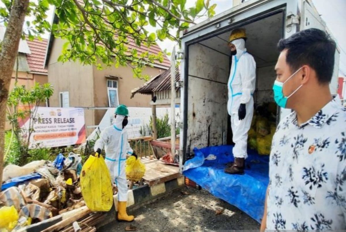 Polda Kalsel Temukan Pembuangan Limbah Medis Ke Lingkungan Pemukiman - Image