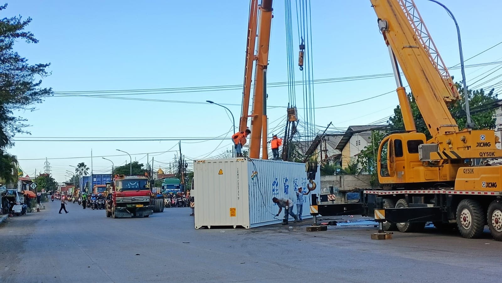 Sopir Kurang Perhitungan, Ban Kiri Belakang Truk Kontainer Masuk Parit, Lalu Terguling - Image