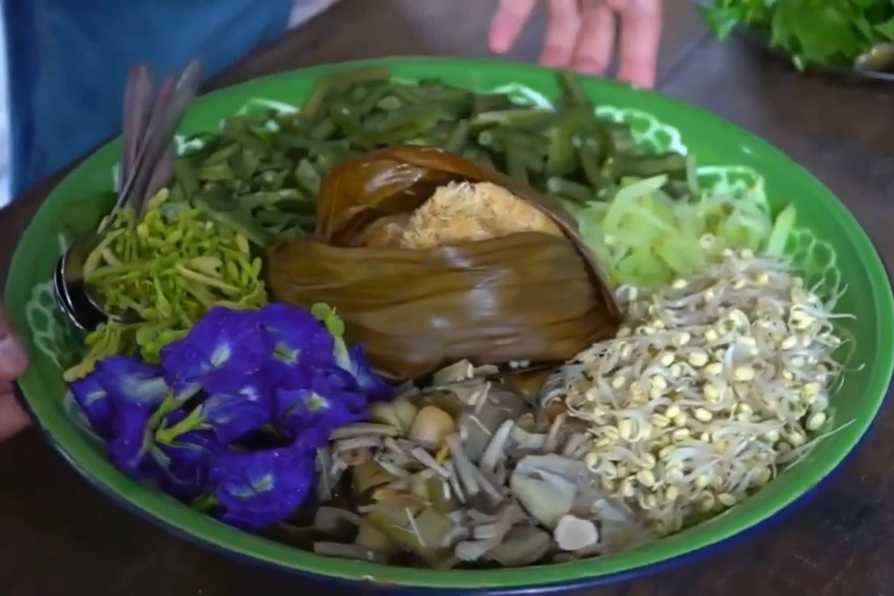 Cuma Ada di Surabaya! Ini Dia 7 Tempat Makan Lontong Kupang dengan Bumbu Petis dan Lontong - Image