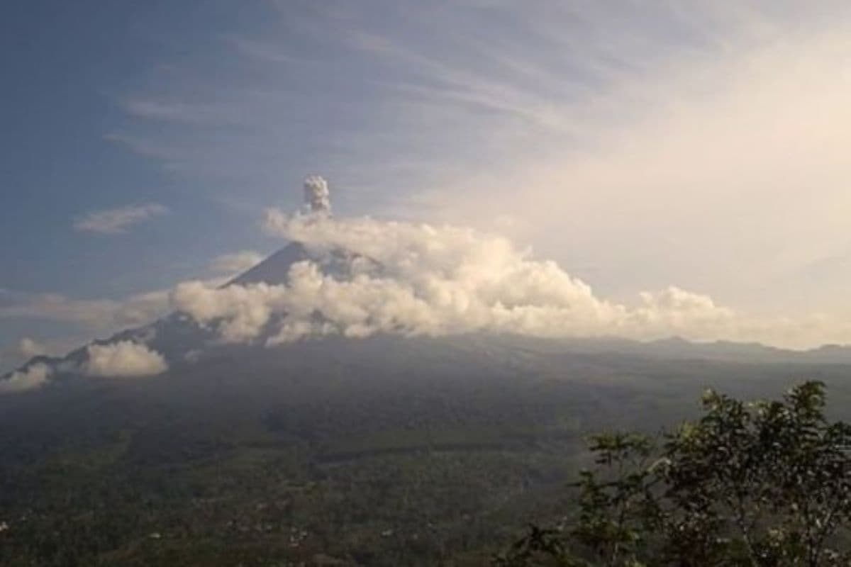 Gunung Semeru Kembali Erupsi Dengan Tinggi Letusan 1.000 Meter - Image