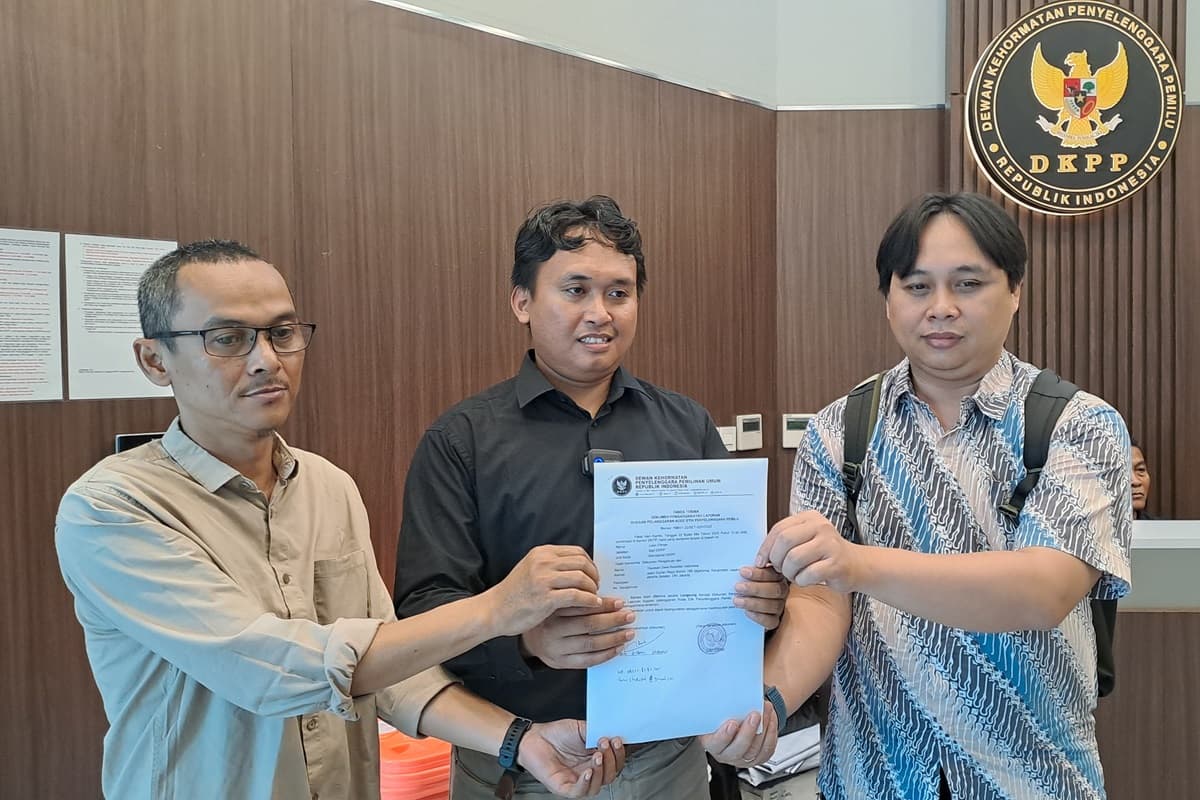 Dinas Pakai Private Jet, Tujuh Komisioner dan Sekjen KPU RI Diadukan ke DKPP - Image