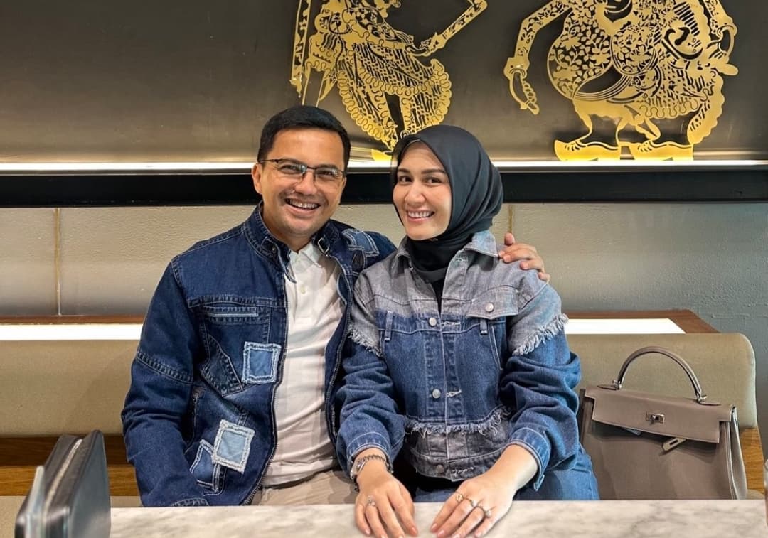 Romantis, Ini Kado yang Diberikan Dine Mutiara untuk Sahrul Gunawan di Ultah ke-49 - Image