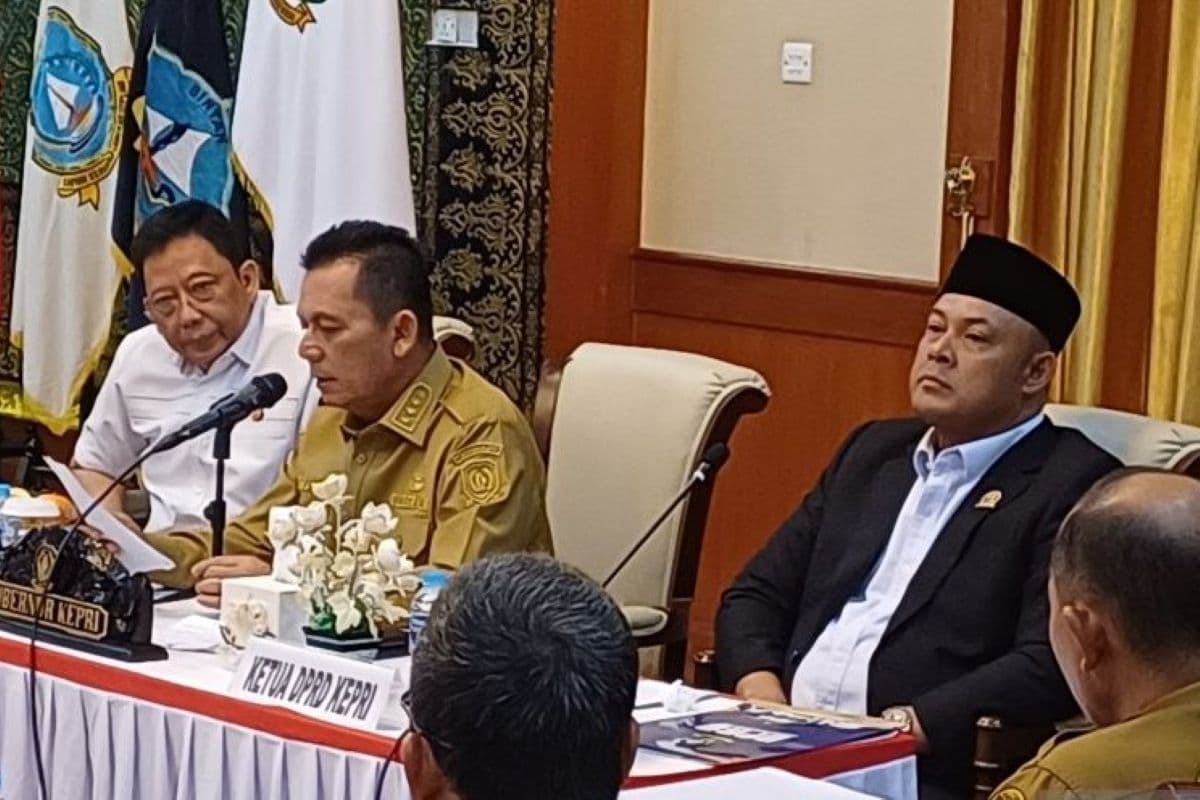 DPRD Kepri Tegaskan Perusahaan Dilarang Tahan Ijazah Karyawan - Image