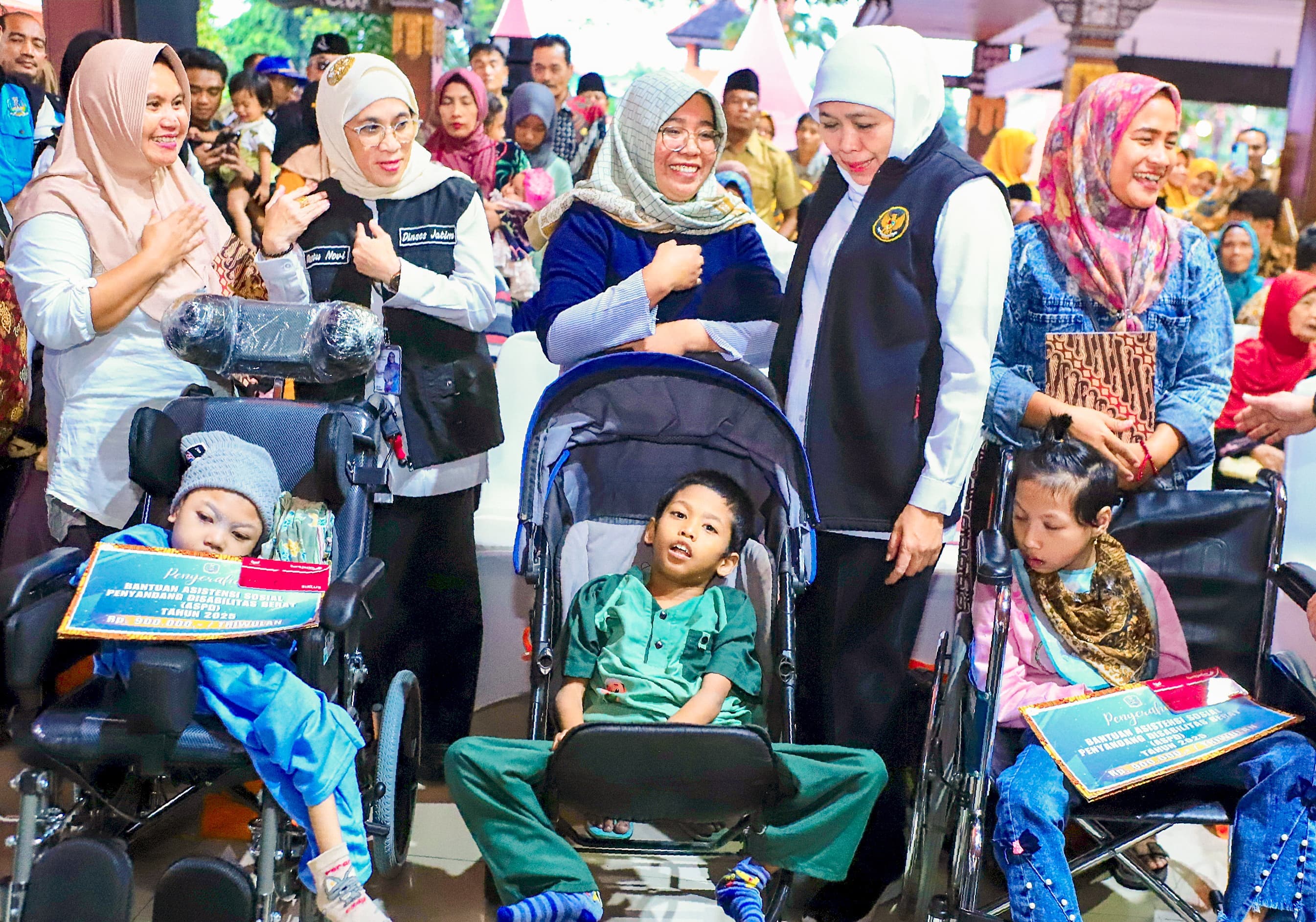 Bantuan Rp 5,3 Miliar dari Gubernur Khofifah untuk Tekan Kemiskinan Ekstrem di Warga Mojokerto - Image