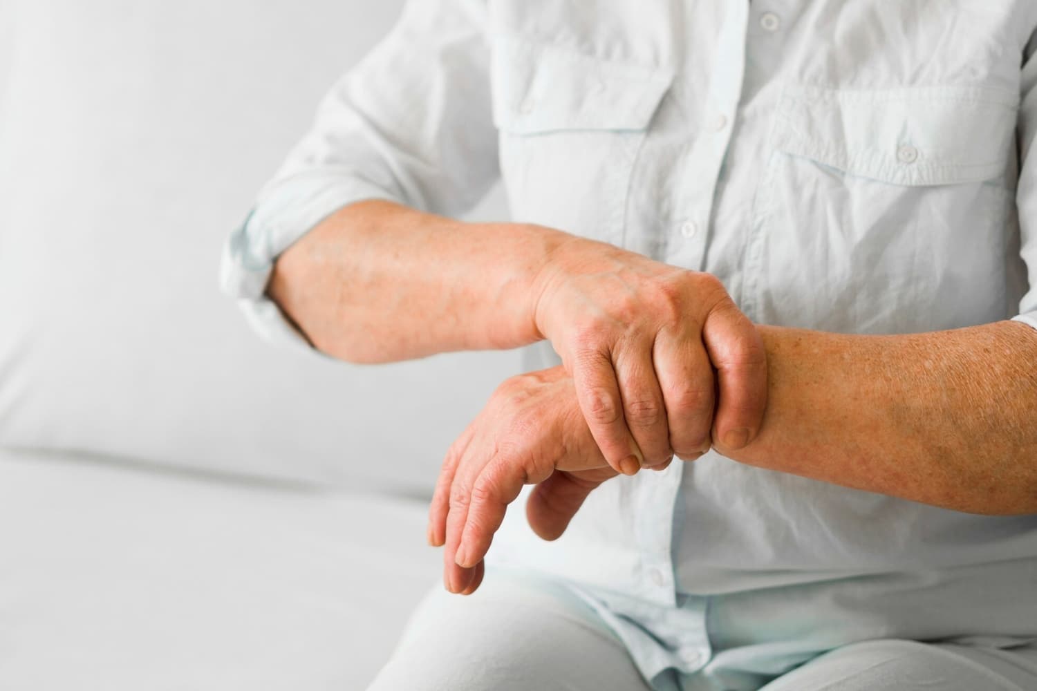 Perempuan Lebih Sering Alami Penyakit Radang Sendi, Kenali Penyebabnya! - Image