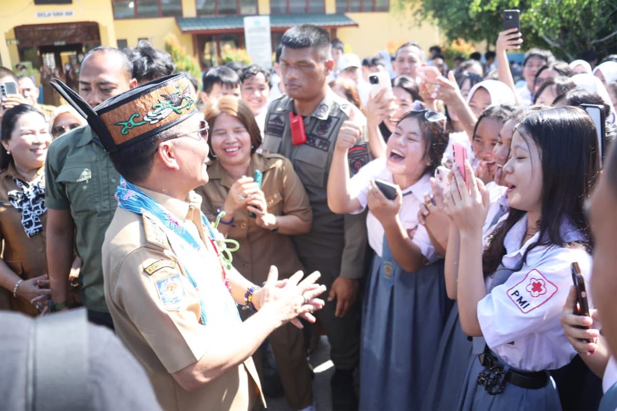 Gubernur Agustiar Sabran Himbau Jangan Ada Pihak Sekolah yang Menahan Ijazah, Bakal Disanksi Tegas - Image