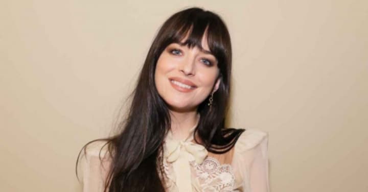 Curi Perhatian, Pedro Pascal Ceritakan tentang Dakota Johnson yang Terluka di Lokasi Syuting Fifty Shades of Grey - Image