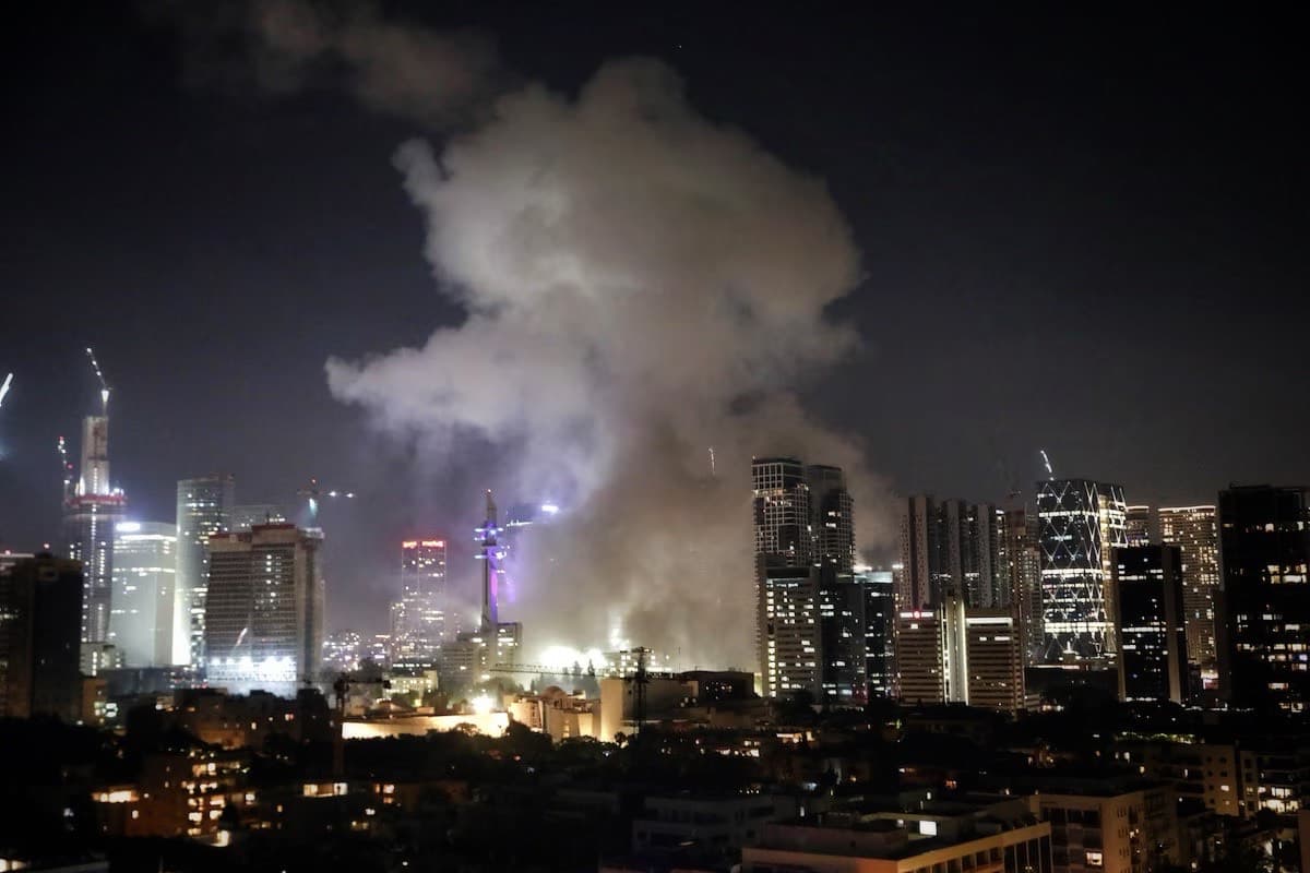 Asap tebal membubung setelah serangan rudal balasan dari Iran menghantam wilayah Tel Aviv, Israel, pada Jumat malam, 13 Juni 2025. (Reuters) - Image