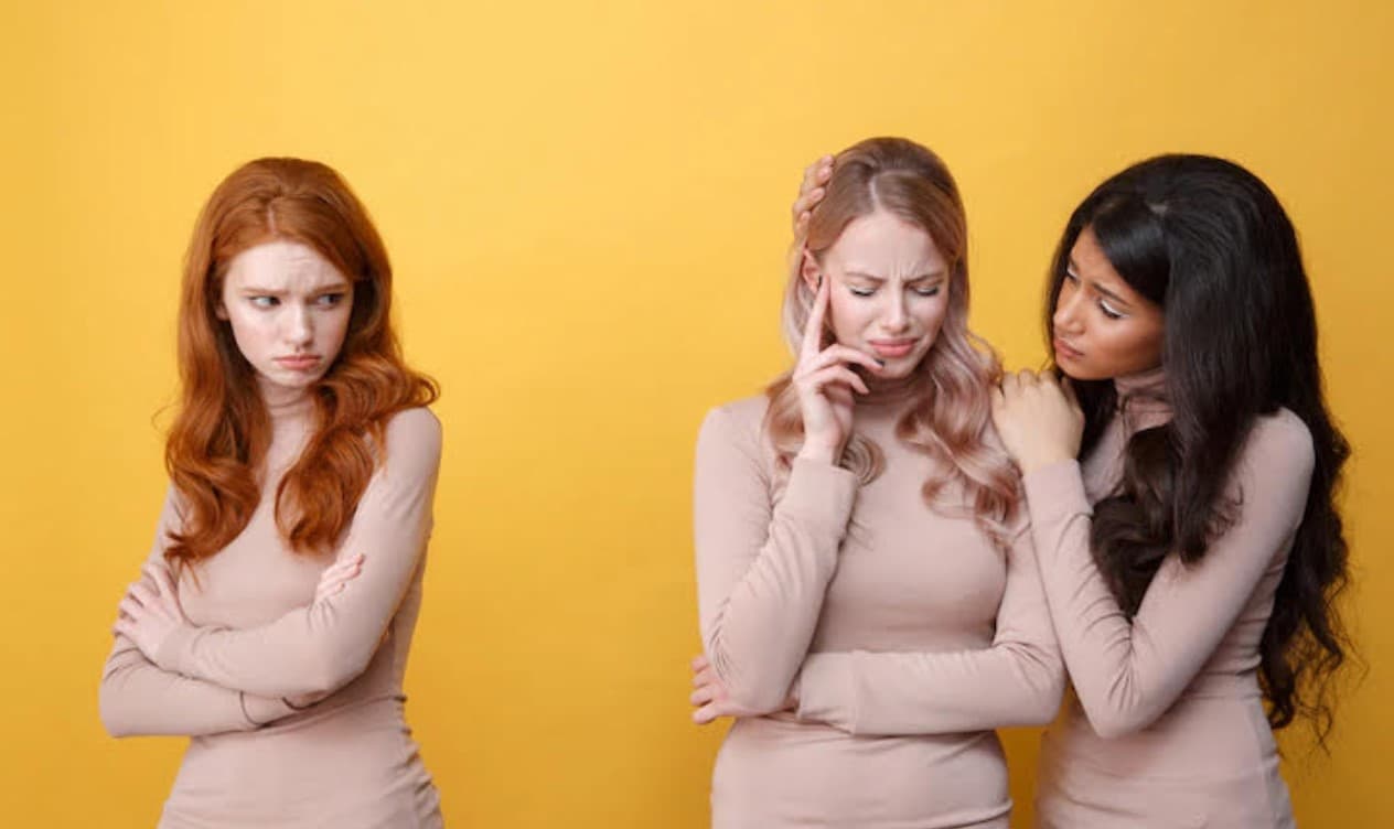 Malu Saat Baju Anda Kembar di Depan Umum? Ternyata Ini Sifat Psikologisnya - Image