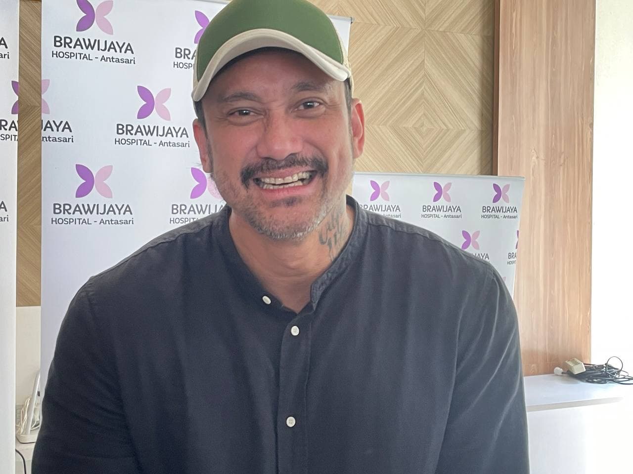 Tora Sudiro Hadiahkan Cucu Meja DJ dan Siap Wariskan Kaus Band Metal - Image