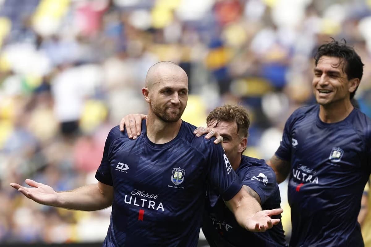 Cerita Christian Gray: Guru Penjaskes yang Bikin Dunia Tercengang usai Bawa Auckland City Tahan Imbang Boca Juniors - Image