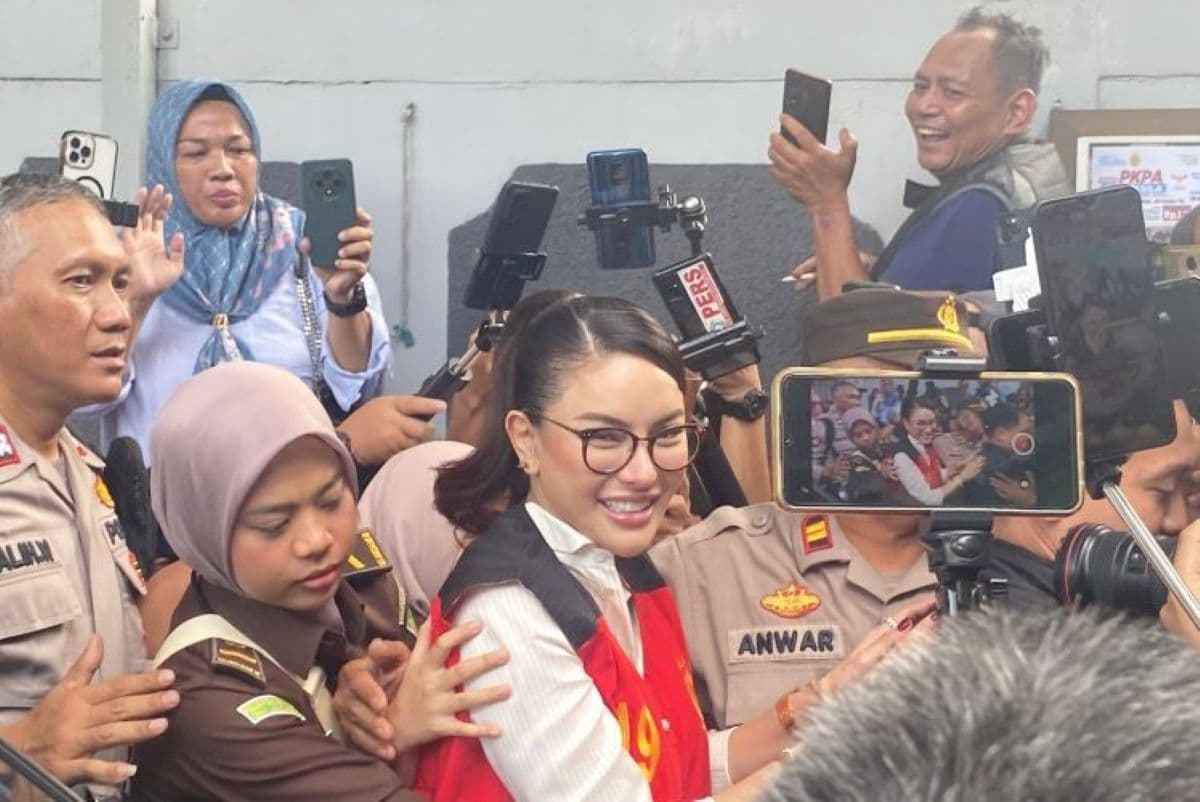 Viral Jaksa Memaksa Nikita Mirzani Kenakan Rompi Tahanan, Netizen: Jobdesk JPU Kah? - Image