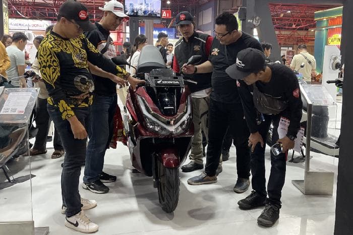 100 Anggota Komunitas Honda PCX Indonesia Nobar di PRJ Dukung Tim AHRT Berlaga di Kancah Internasional - Image