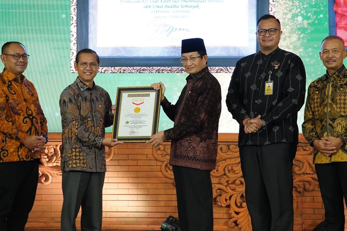 Pembacaan Kitab Suci Dhammapada secara Kolosal Berhasil Pecahkan Rekor, Diikuti 2.569 Umat Buddha - Image