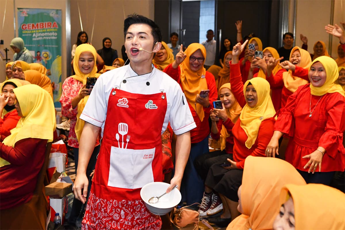 Nicky Tirta Beri Pencerahan ke Ibu-ibu, Kurangi Garam Pada Masakan Demi Kesehatan - Image