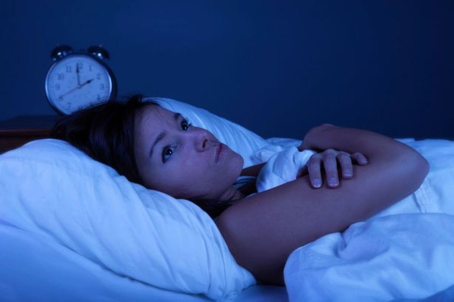 6 Bahan Alami Bantu Tidur Cepat dan Nyenyak Sepanjang Malam, Solusi Insomnia Tanpa Obat Kimia - Image