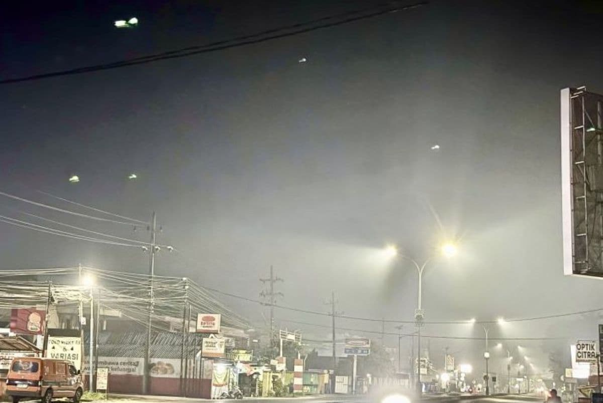 Kabut Asap Karhutla Muncul di Banjarbaru Jumat Dini Hari - Image