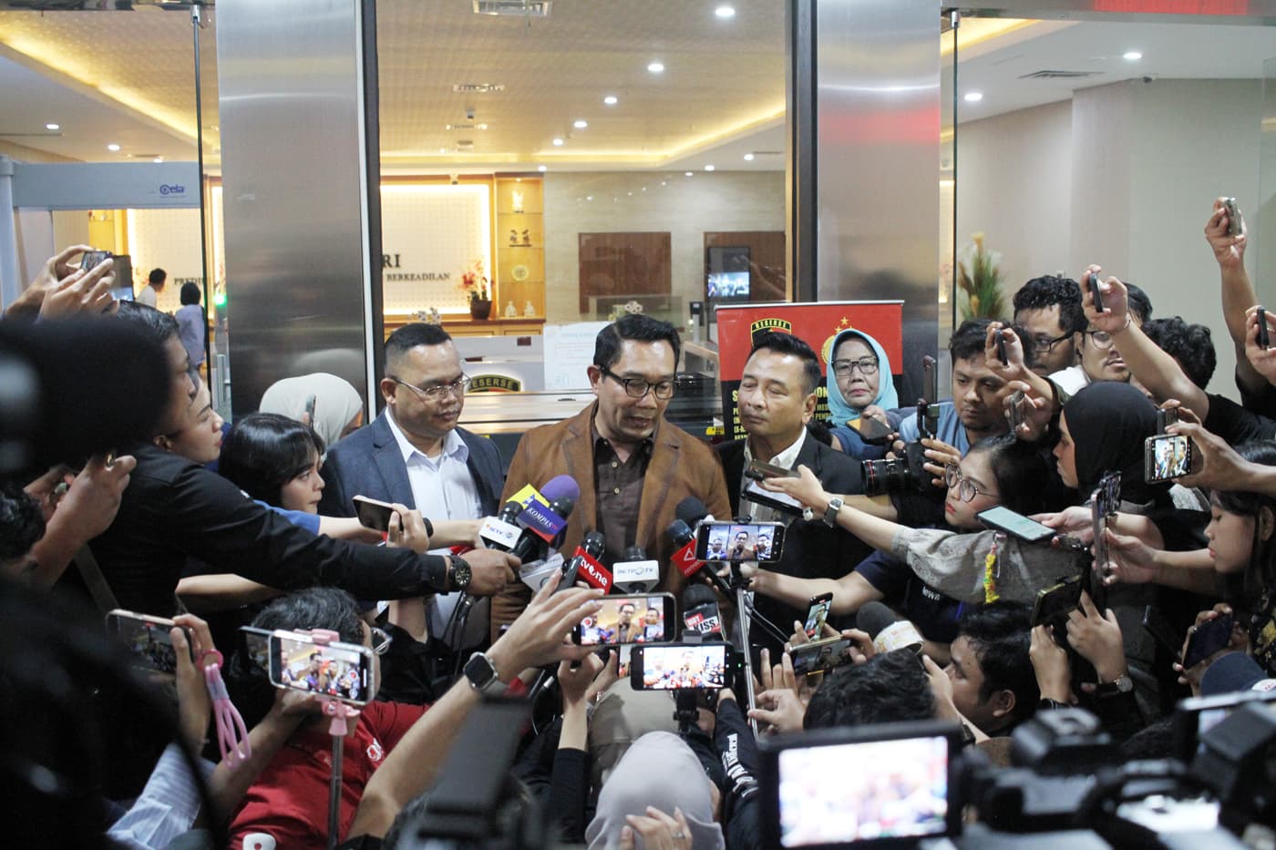 KPK Periksa Orang Kepercayaan Ridwan Kamil Terkait Dugaan Korupsi Pengadaan Iklan Bank BJB  - Image