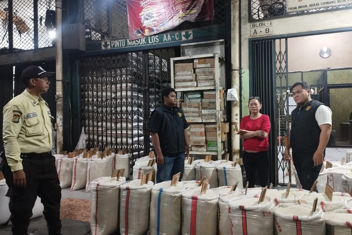 Isu Beras Oplosan di Jakarta Bikin Kepercayaan Konsumen Menurun, Pedagang Cipinang: Ada Stok tapi Pembelinya Berkurang - Image