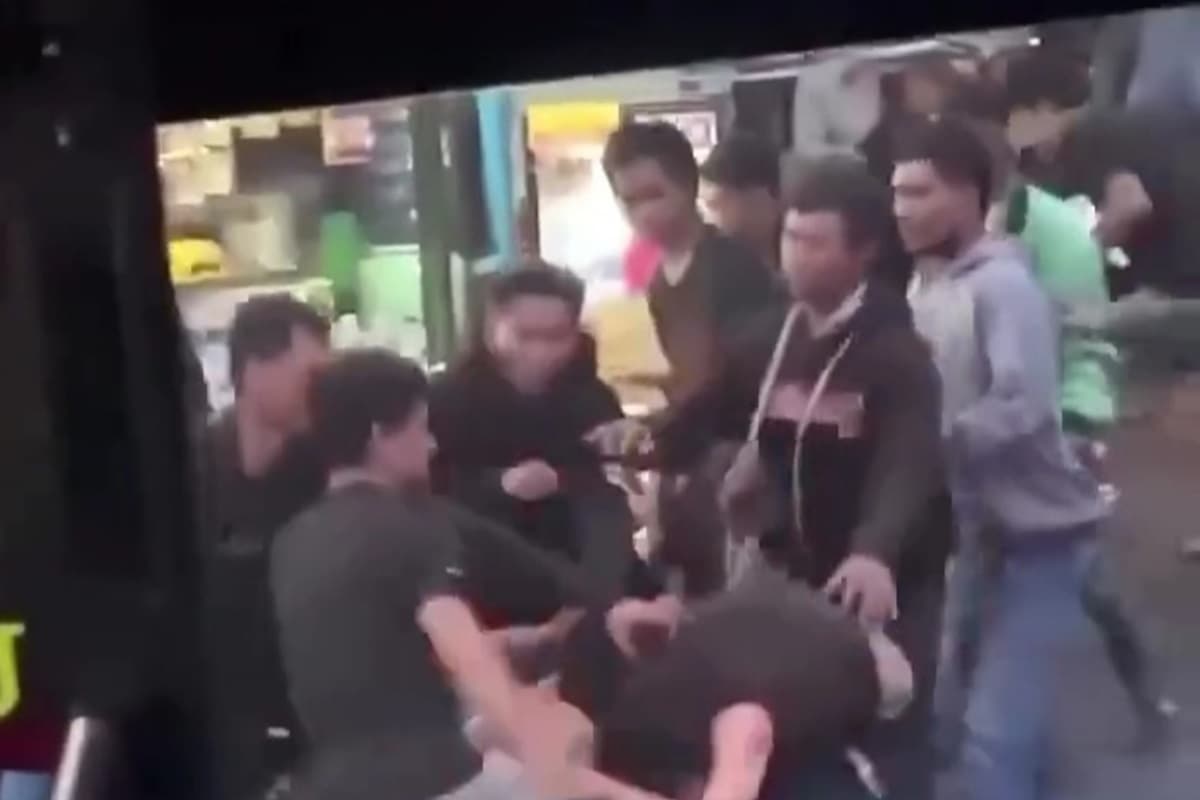 Viral! Calo Tiket Bus di Terminal Purabaya Dihajar Penumpang Gara-gara Tipu Tiket - Image