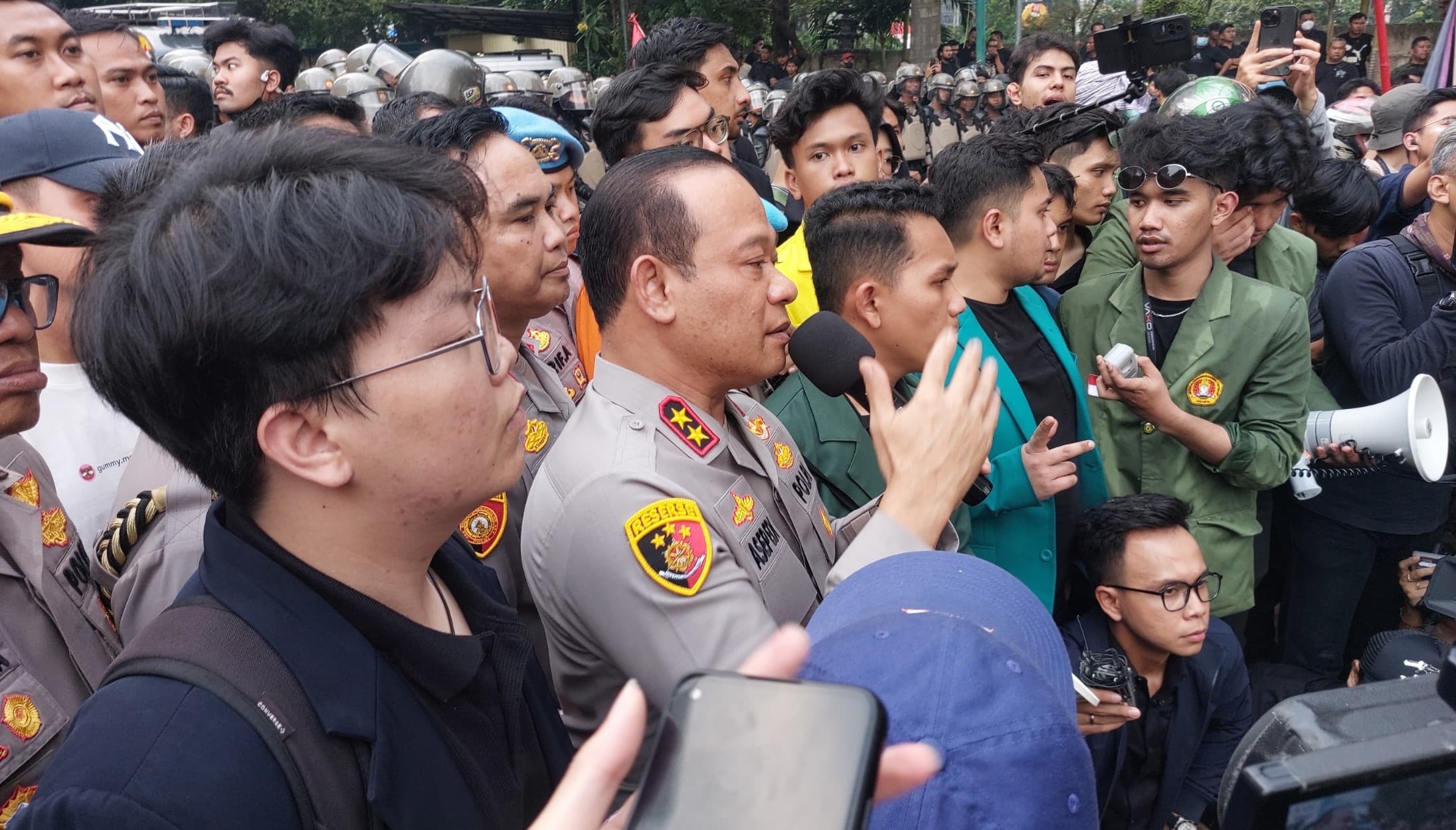 Didesak Ribuan Mahasiswa, Kapolda Metro Jaya Ungkap Nama Lengkap 7 Petugas di Kendaraan Rantis Brimob - Image