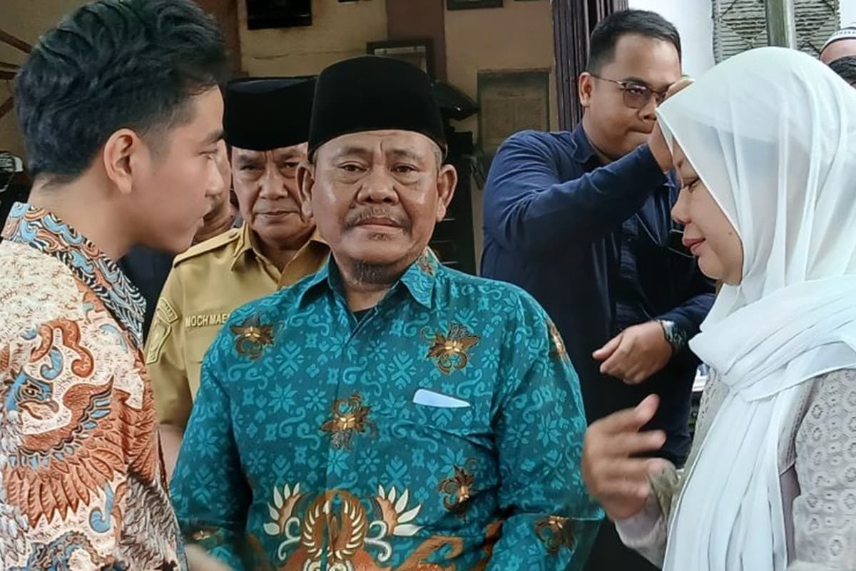 Gibran Melayat ke Rumah Andika Lutfi, Korban Demo DPR Ricuh, Ayah Almarhum Ceritakan Cita-cita Anaknya jadi TNI - Image