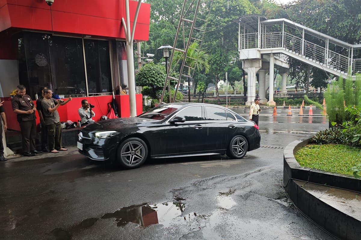 KPK Amankan Dua Mobil Mewah dari Eks Wamenaker Immanuel Ebenezer, Total 27 Kendaraan Disita - Image