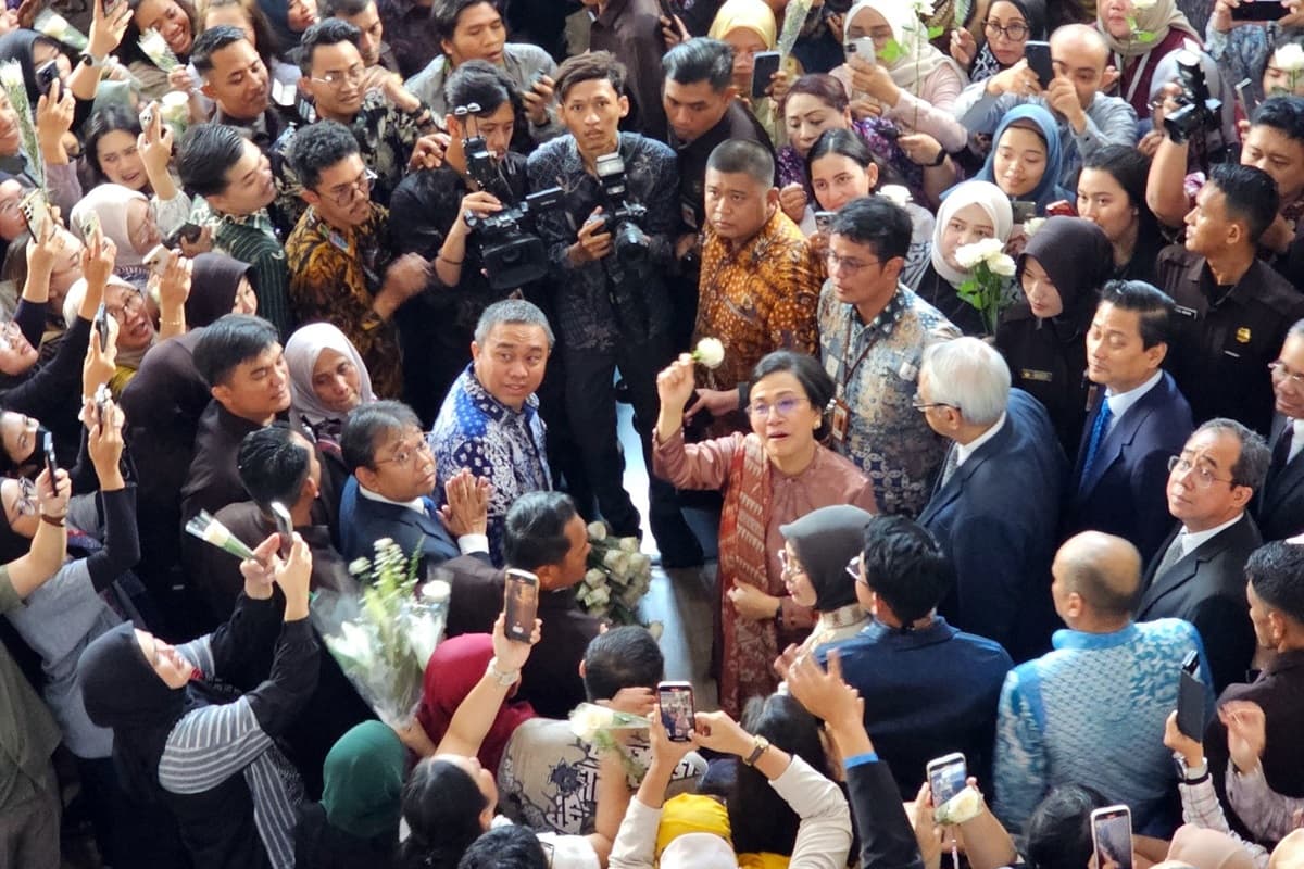 Sri Mulyani Berlinang Air Mata saat Perpisahan Usai Sertijab dengan Menkeu Purbaya Yudhi Sadewa: Semoga Sukses Membantu Presiden - Image