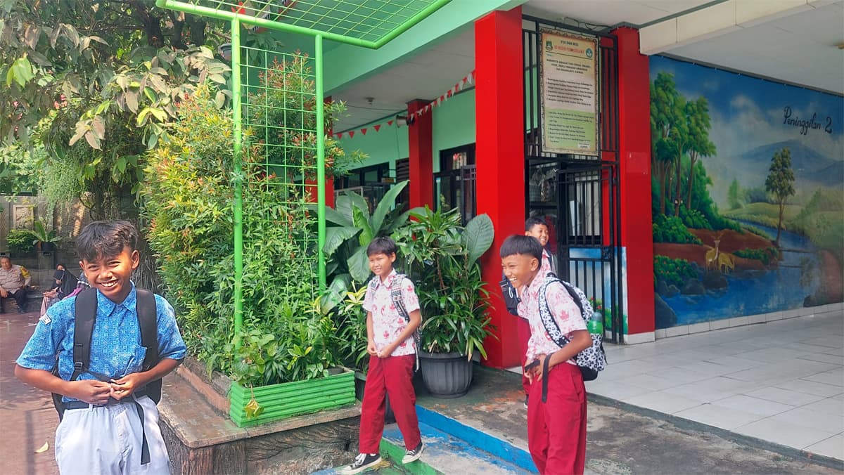 Program MBG Hadirkan Gizi Seimbang untuk Siswa, Orang Tua SDN Peninggilan 6 Kota Tangerang Merasa Terbantu - Image