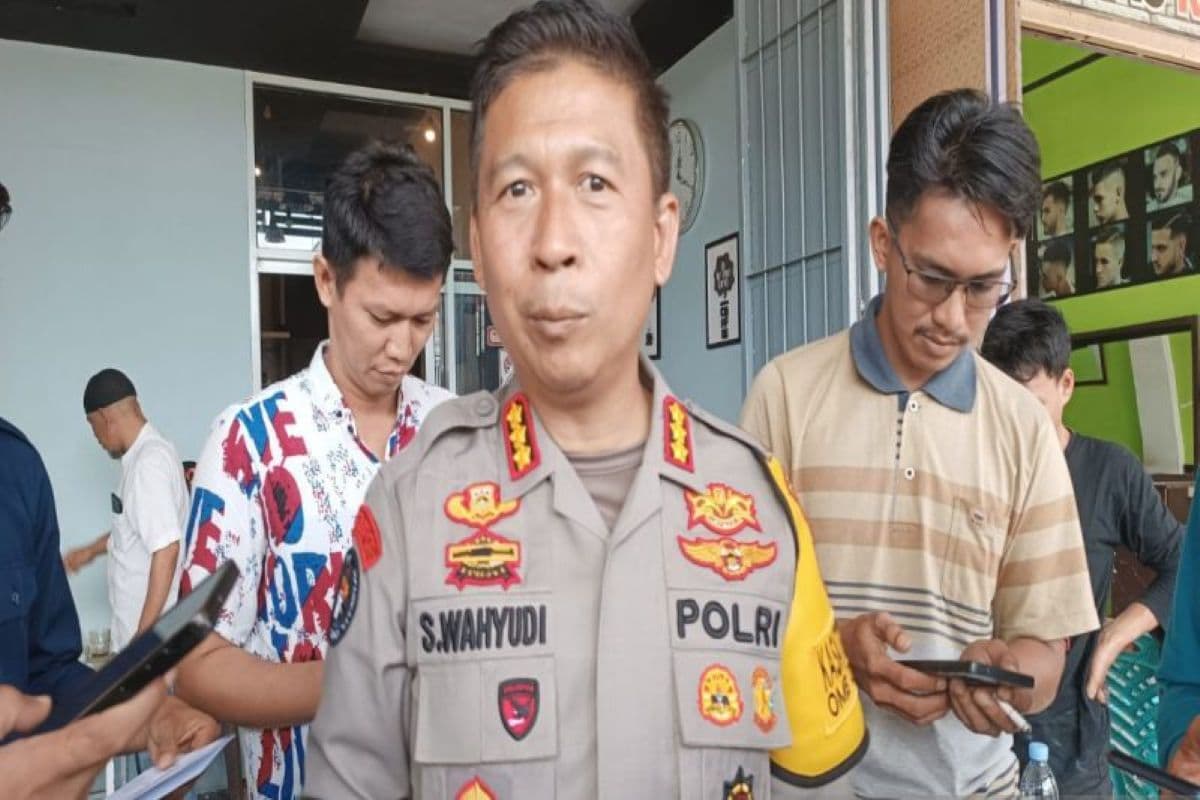 Polresta Mamuju Buru Dua Pemasok Miras Oplosan Tewaskan Empat Pemuda - Image