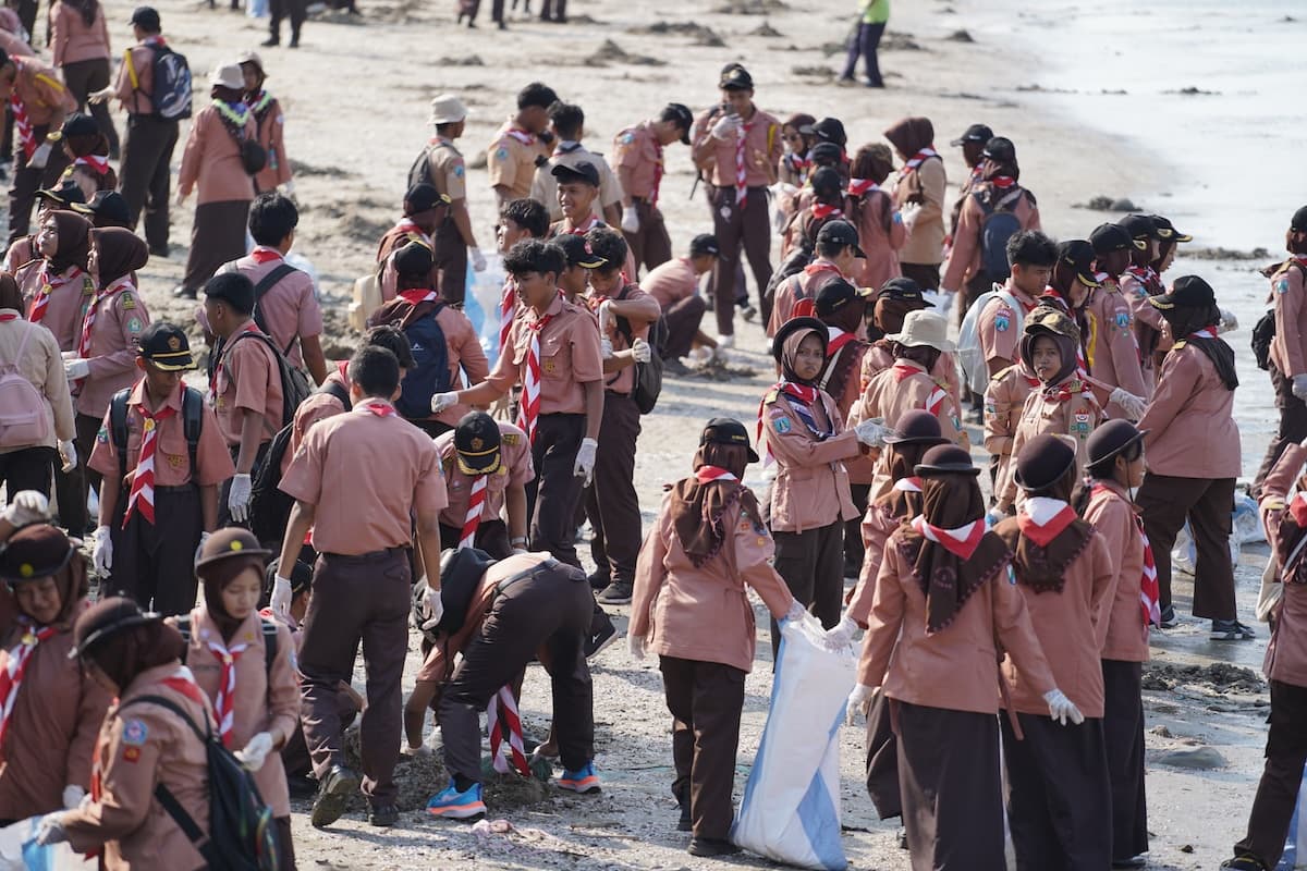 36 Ribu Anggota Pramuka Kwarda Jatim dan Masyarakat Pugar 143 RTLH dan Bersih-bersih 80 Titik Pantai Jawa Timur - Image
