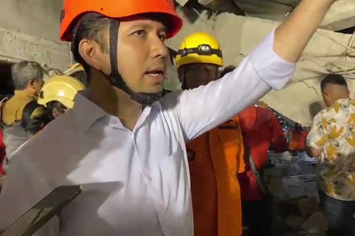 Bangunan Ponpes Al Khozini Sidoarjo Ambruk, Wagub Emil Dardak: Evakuasi Tak Boleh Berhenti sampai Korban Selamat! - Image