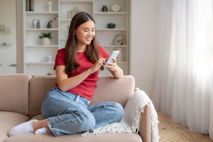 Trik Rahasia! Ini 5 Cara Pakai WhatsApp Tanpa Terlihat Online tapi Tetap Bisa Balas Chat - Image