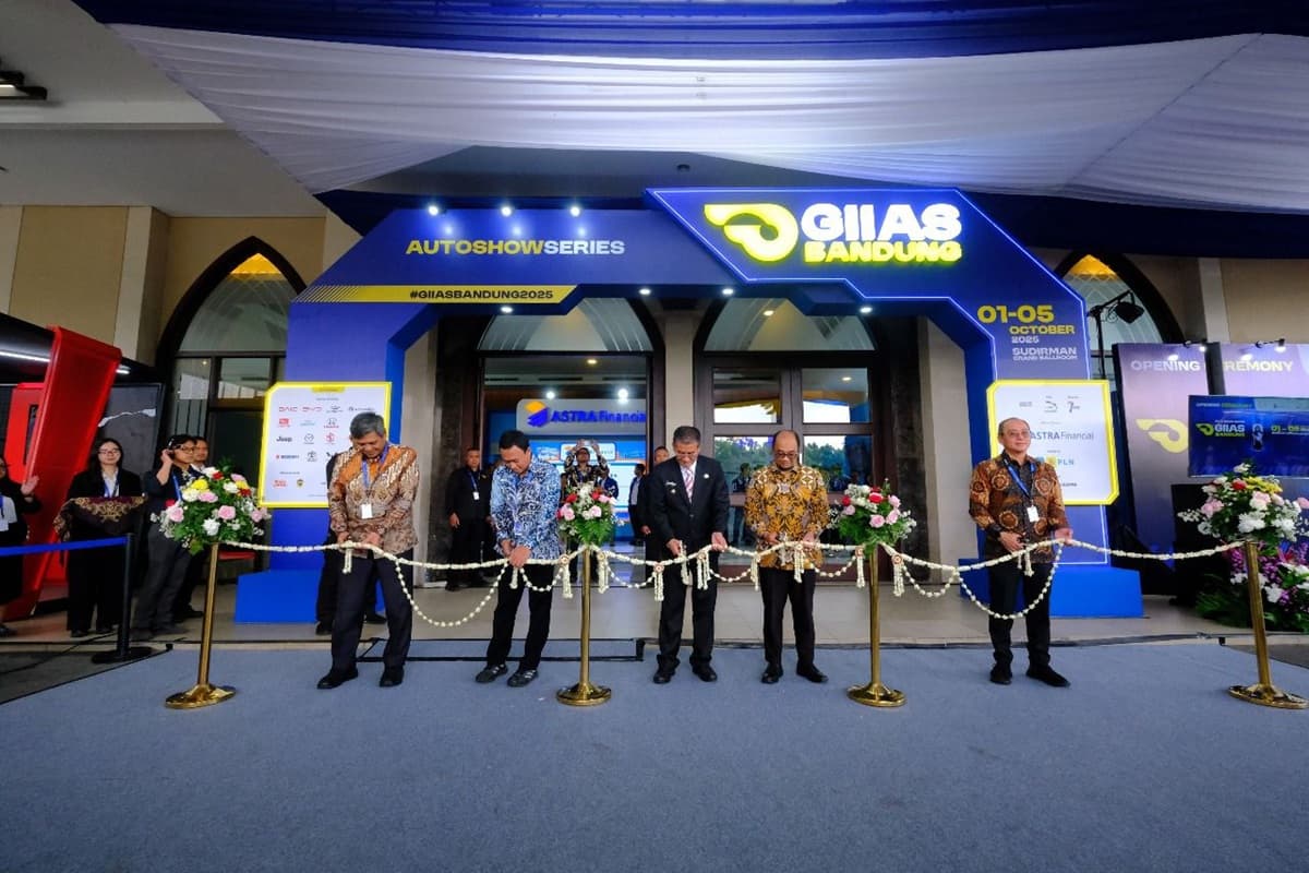 Pemprov Jabar Dukung Penuh GIIAS Bandung 2025, Tebar Insentif BBNKB 10 Persen untuk Transaksi Kendaraan di Pameran - Image