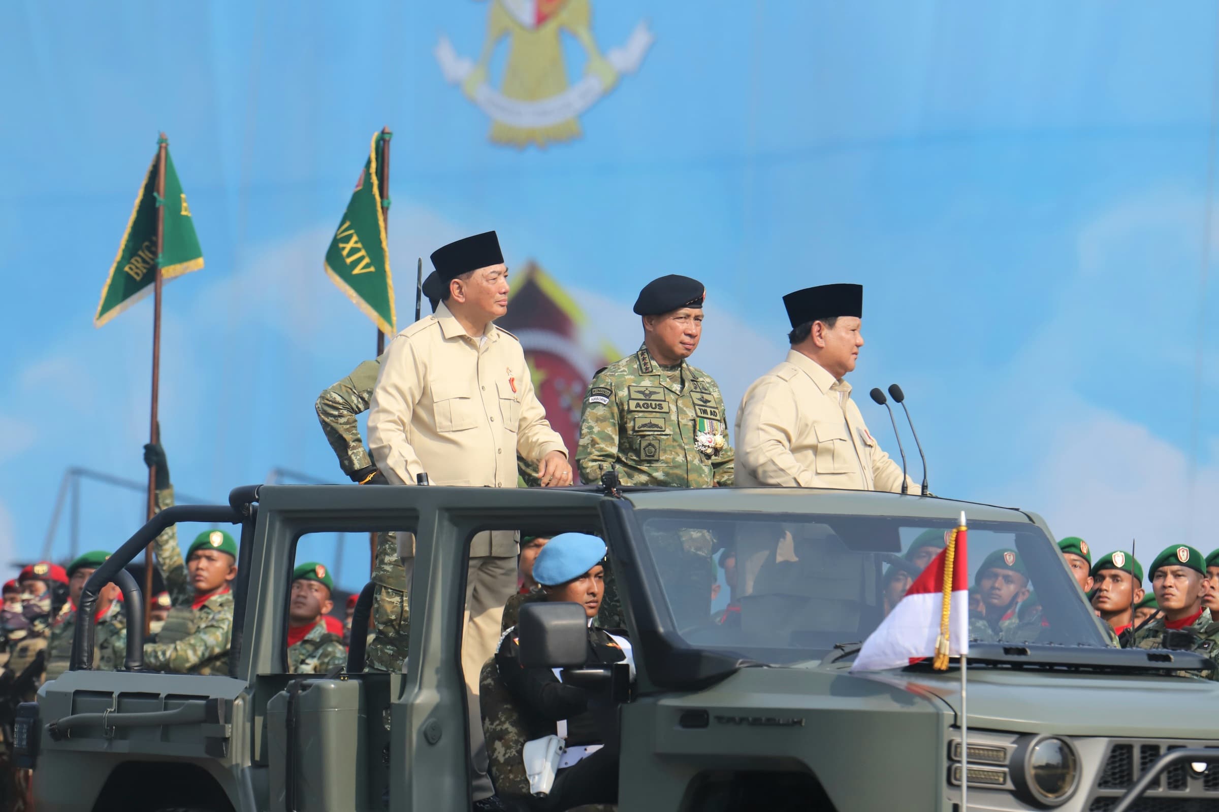 Presiden Prabowo Tumpangi Maung Pindad, Pertama Kali Pimpin Apel HUT Ke-80 TNI - Image