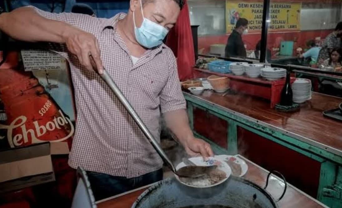 Rekomendasi Spot Kuliner di Sekitar Taman Bungkul, Surabaya: Dari Rawon Legendaris hingga Ketan Punel yang Bikin Nagih - Image
