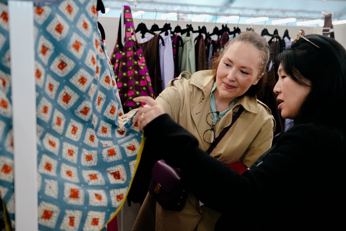 Kolaborasi Desainer Internasional dan Pengrajin Lokal Indonesia di Ajang Mode Dunia Paris - Image