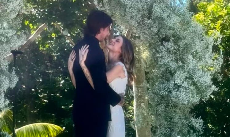 Frances Bean Cobain Bagikan Potret Romantis dengan Riley Hawk saat Rayakan Anniversary Pernikahan Kedua - Image