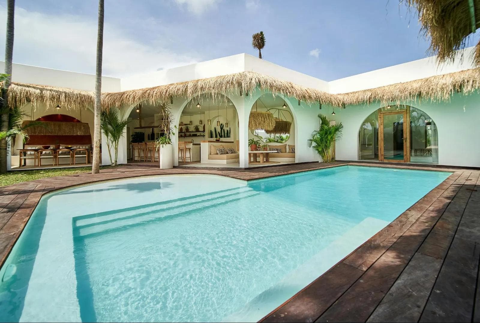 15 Pilihan Vila yang Menarik untuk Akomodasi Liburan Impian, Kolam Renang di Tepi Pantai Jadi Nilai Tambah - Image