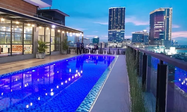 5 Hotel di Surabaya yang Dilengkapi dengan Kolam Renang: Pilihan Nyaman untuk Liburan & Bisnis - Image